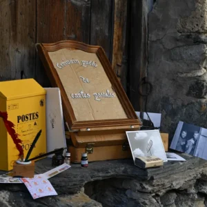 La carte photo-postale écrite, timbrée et envoyée par l&rsquo;écrivain public